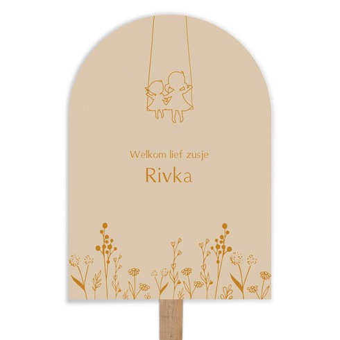 Tuinbord in boogvorm met zusjes op de schommel